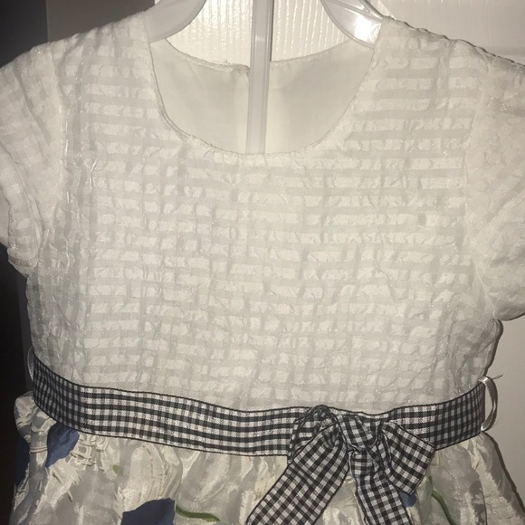 Beautiful white flower dress Size 5 - Picture 8 of 10